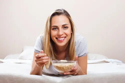 Mujer comiendo cereal