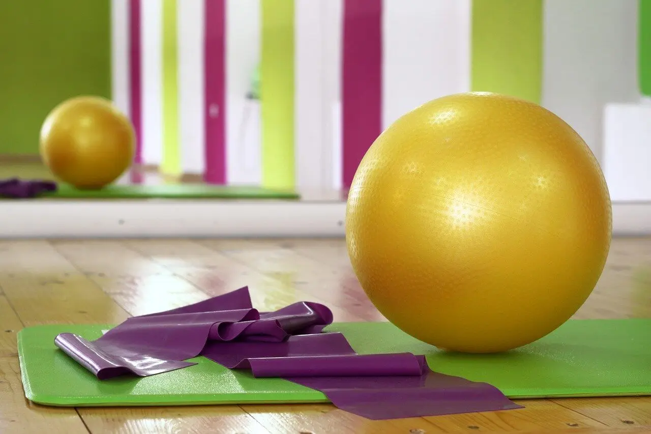 Tapis, bande, ballon suisse.