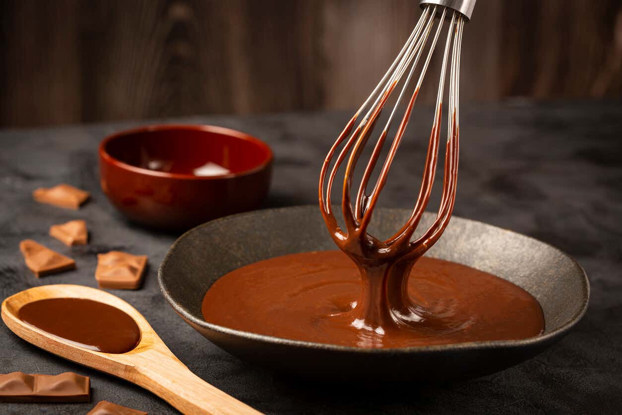 Chocolate fundido para hacer chocolate casero.
