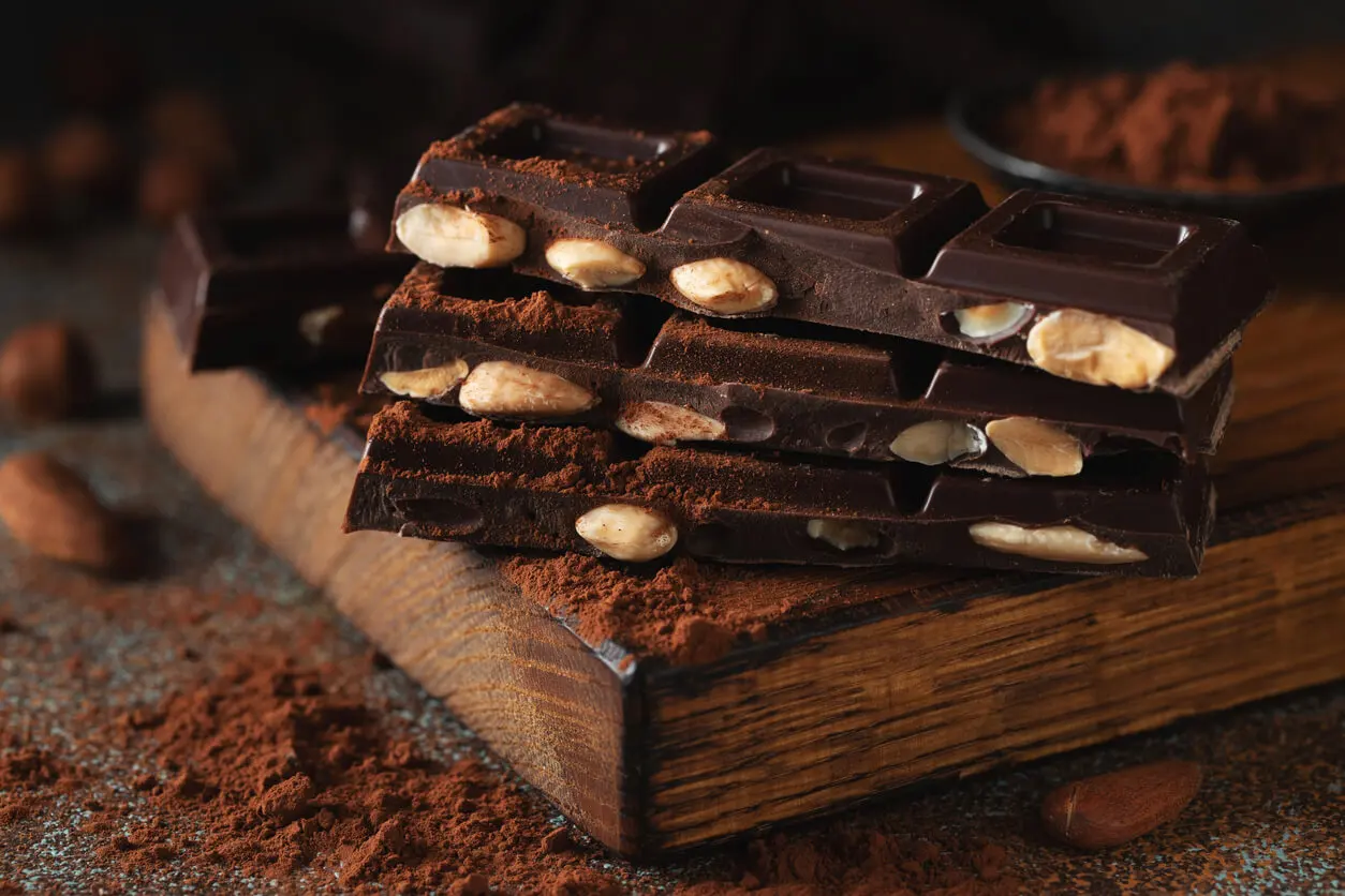 Tableta de chocolate negro con avellanas.