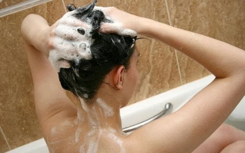 Mujer lavarse el pelo
