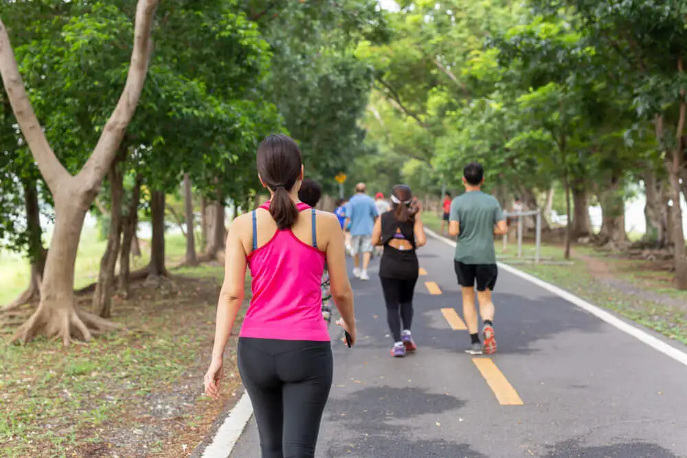 Personnes qui font un footing.
