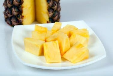 3 ensaladas con piña perfectas para tus cenas
