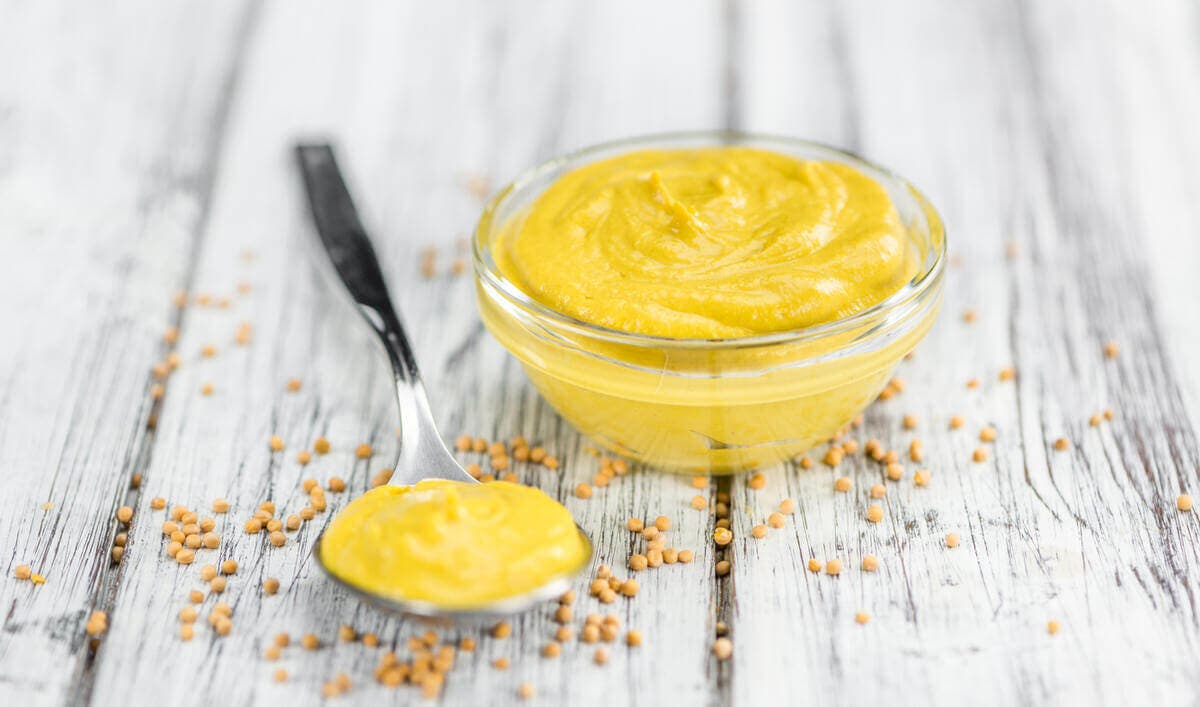 Salsa clásica de mostaza con cuchara.