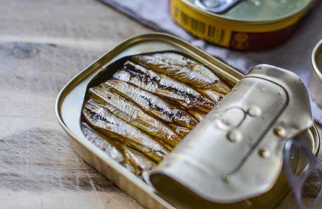 Las sardinas son alimentos que contienen calcio.