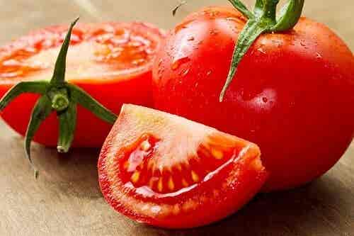 ¿Cómo está relacionado el comer tomate con la pérdida de peso?
