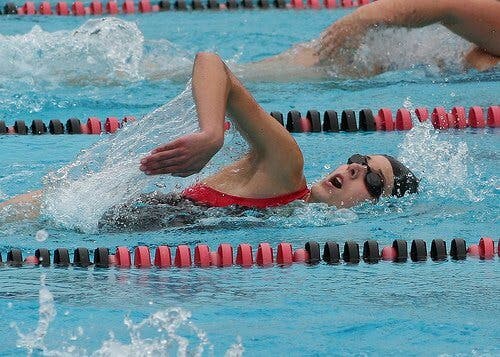 Los mejores ejercicios de natación para bajar de peso