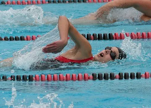 Los mejores ejercicios de natación para bajar de peso
