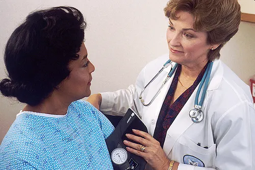 Medical and patient talking. The basic communication of therapeutic adherence.