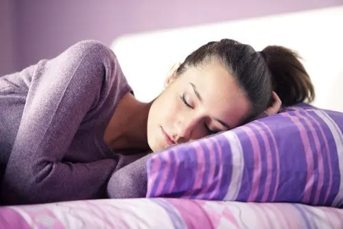 Mujer durmiendo bien