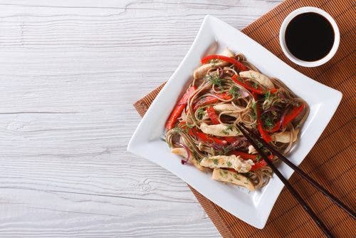 Fideos con salsa de soja