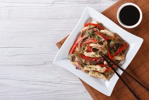 Fideos con salsa de soja