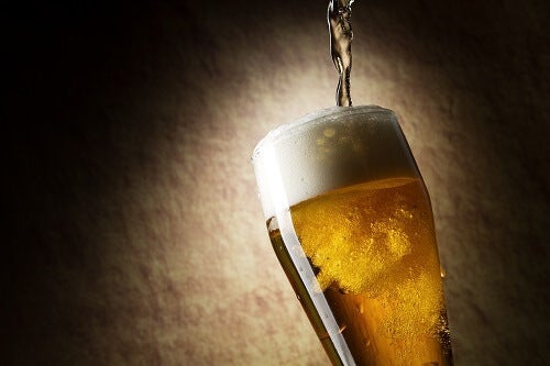 Øl hældes på glas