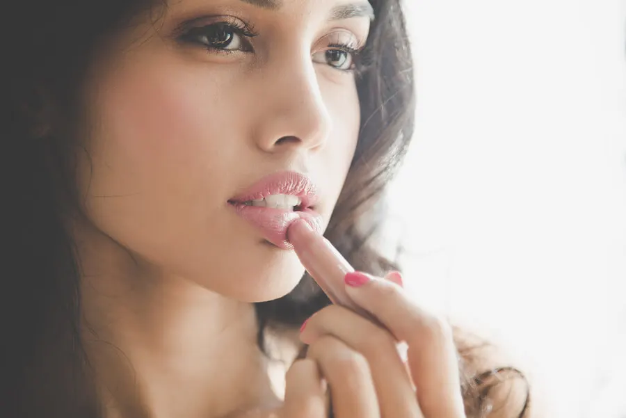 Chica pinta sus labios.