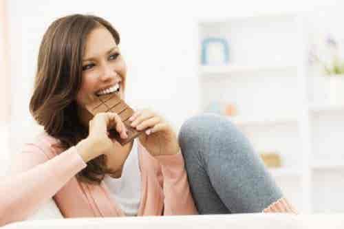 Mujer comiendo chocolate
