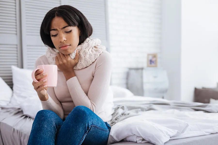 Mujer con una taza en la mano: combatir la tos con un té