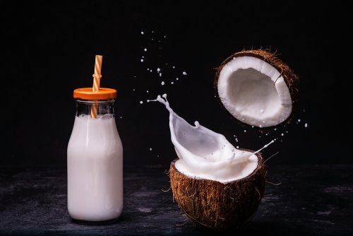 leche de coco y botella
