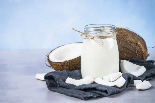 Leche de coco sobre una toalla