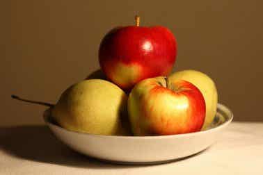 Manzanas en un plato
