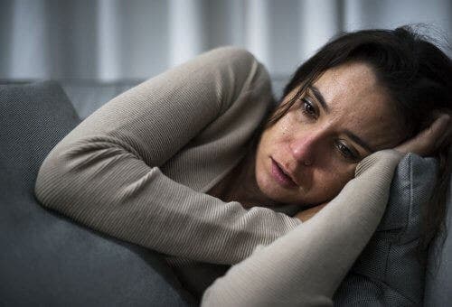 Mulher deitada em uma poltrona com depressão