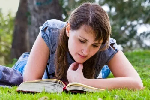 Mujer acostada leyendo