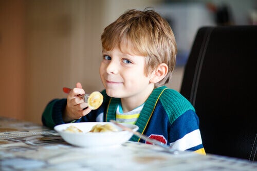 Niño tomando el desayuno por la mañana.
