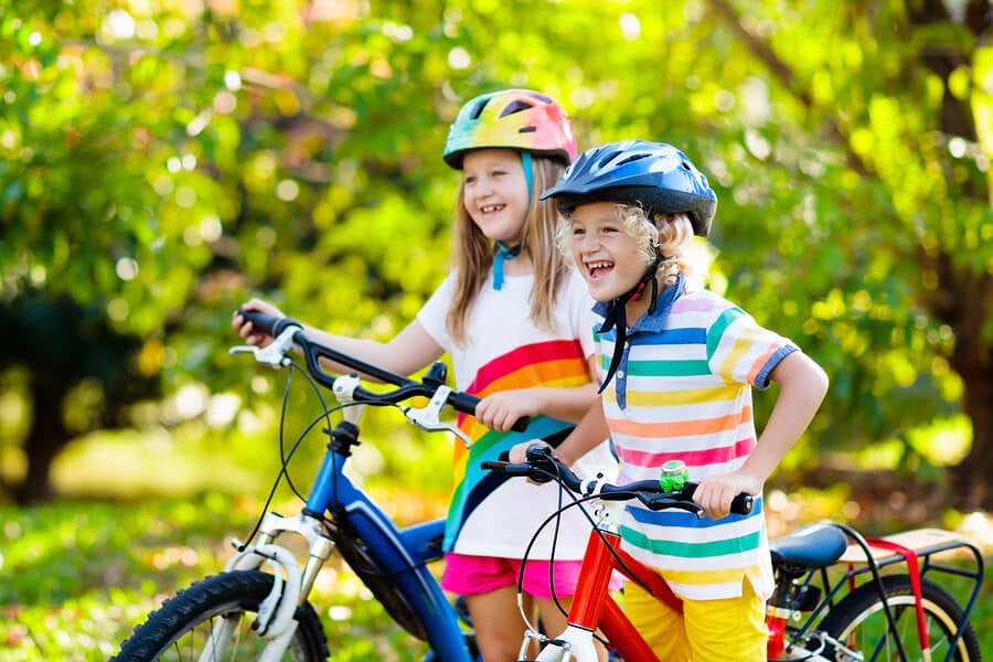 Niños con cascos para bicis.