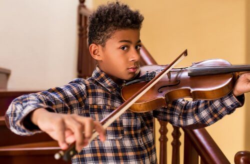 Niño tocando violín