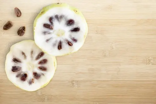 Noni sobre la mesa