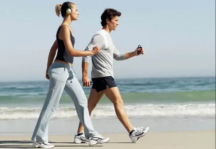 pareja camnina opor la playa