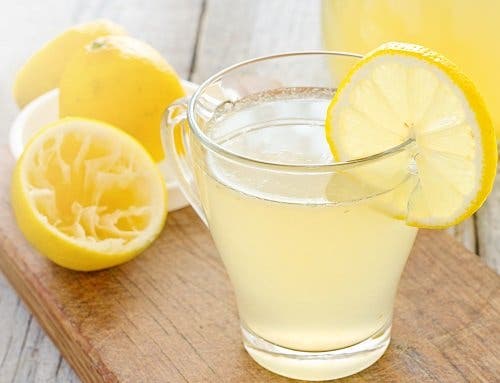 El limón debe aplicarse sobre el cabello por la noche.