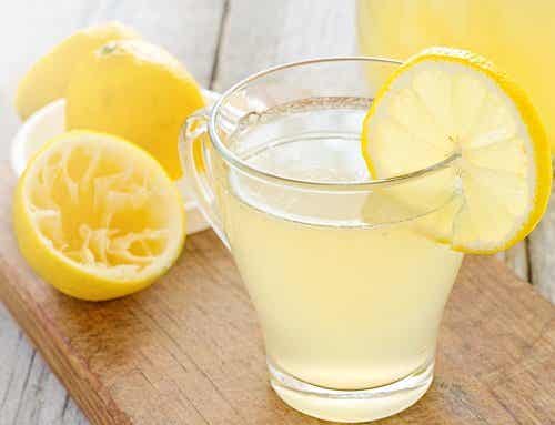 Hacer un té para adelgazar con la ayuda del limón