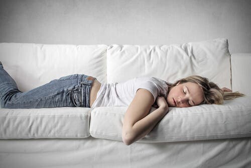 Mujer durmiendo en un sillón