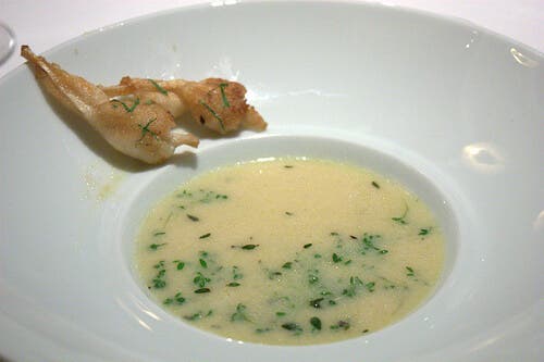 Taza con sopa de ajo y cebolla
