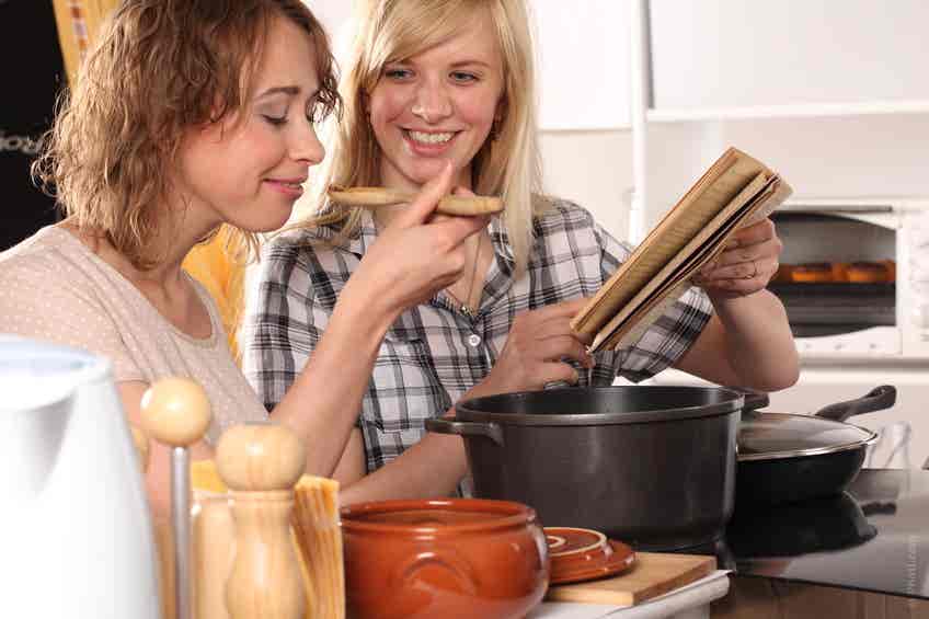 Warum du nicht abnimmst - zwei Frauen beim Kochen
