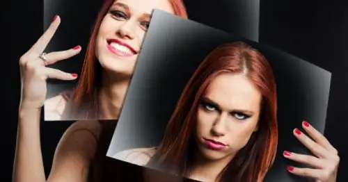 Mujer con emociones de enojada y feliz