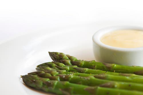 Esparragos verdes con salsa