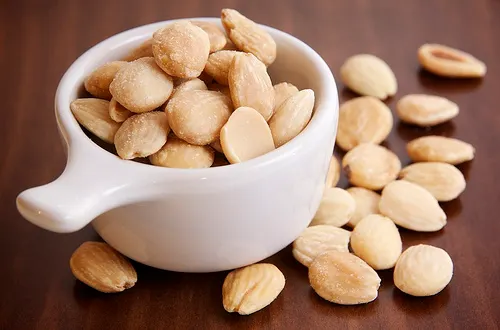 Se recomienda consumir regularmente frutos secos para mejorar nuestra salud.