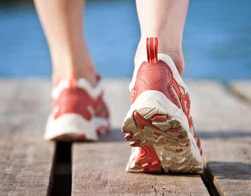 Los pies de una persona haciendo jogging 