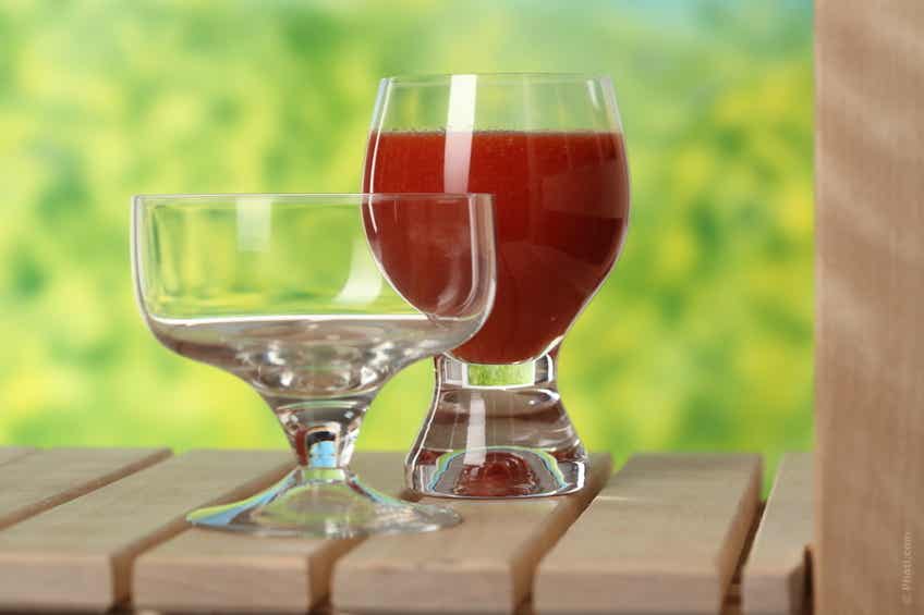 zumo de tomate en vaso alimento saludable
