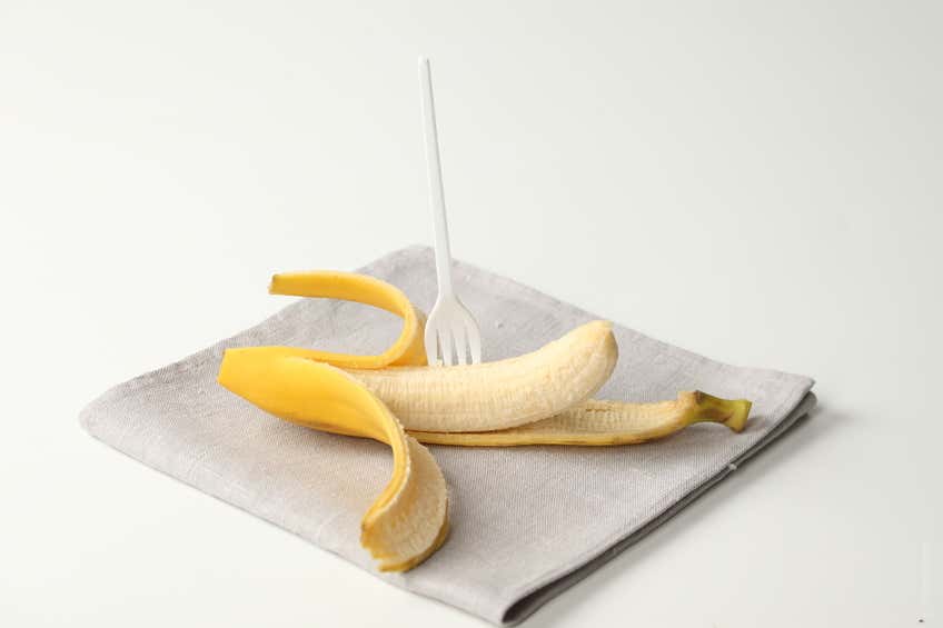 Fourchette plantée dans une banane.