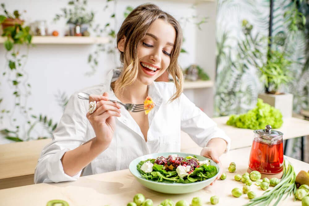 Mujer comiendo una ensalada