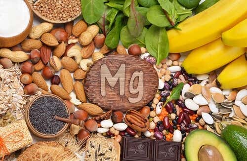 Alimentos rodeando el símbolo del magnesio