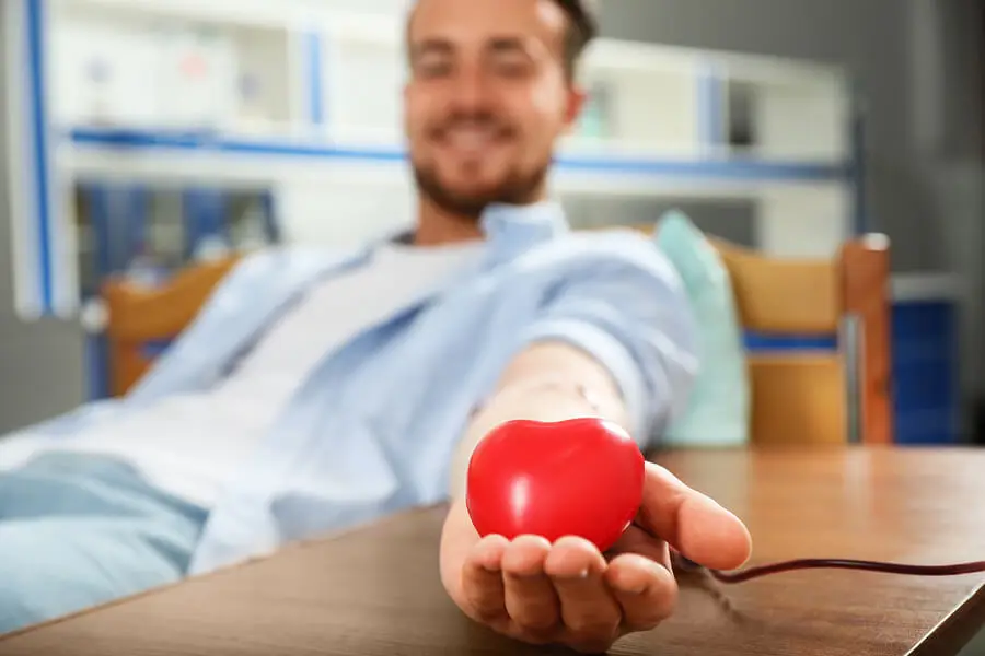 Hombre joven donando sangre.