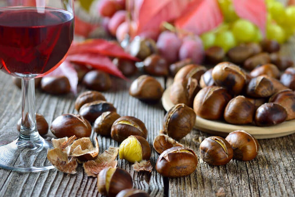 Castañas con una copa de vino