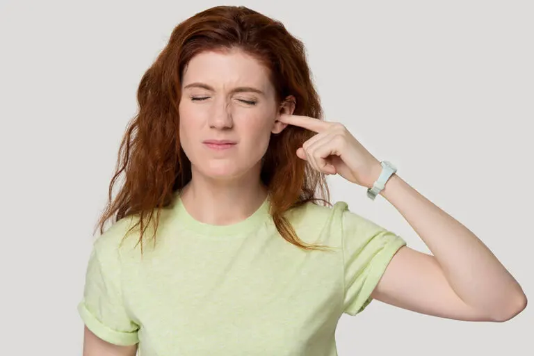 Cómo tratar los pitidos o acúfenos en los oídos