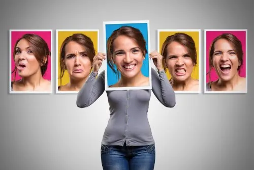 Mujer con diferentes emociones