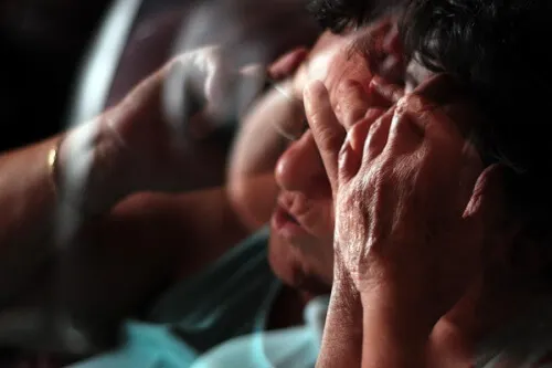 Persona con estrés y exceso de cortisol