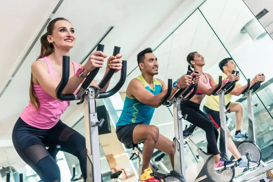 Grupo de personas haciendo spinning