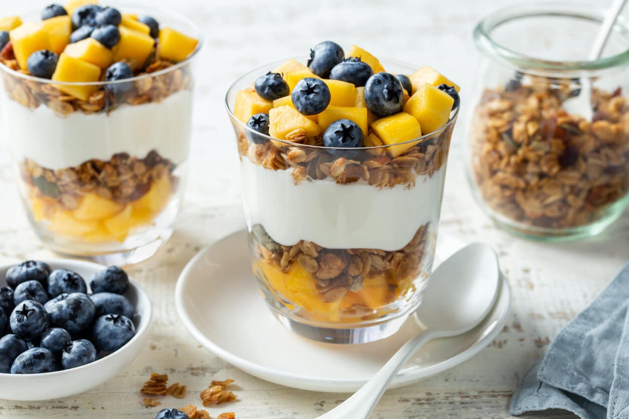 Copa de frutas y yogur con granola.